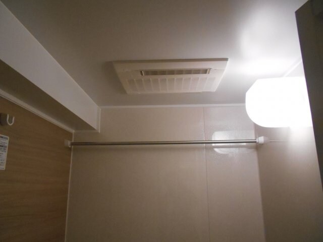 物件内観写真17　(バストイレ別、浴室乾燥機付き)