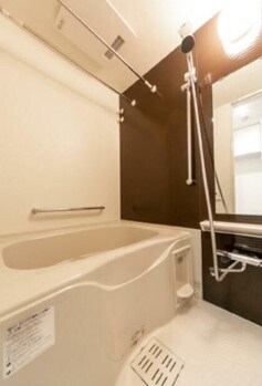 物件内観写真5　(追い焚き機能、浴室乾燥機付きバス。)