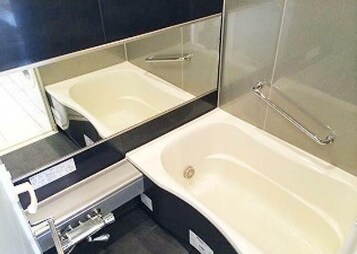 物件内観写真4　(追い焚き機能、浴室乾燥機付きバス。)