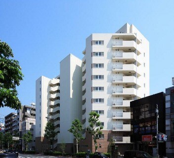 物件外観写真1　(鉄筋コンクリート造のがっちりとした建物。)