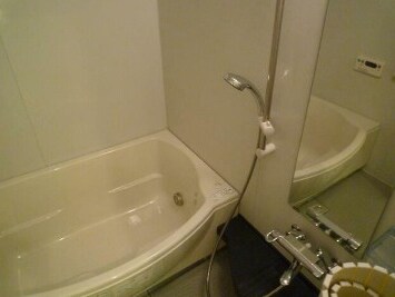 物件内観写真5　(追い焚き機能、浴室乾燥機付きバス。)