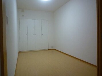 物件内観写真7　(5.7帖のきれいな洋室。)