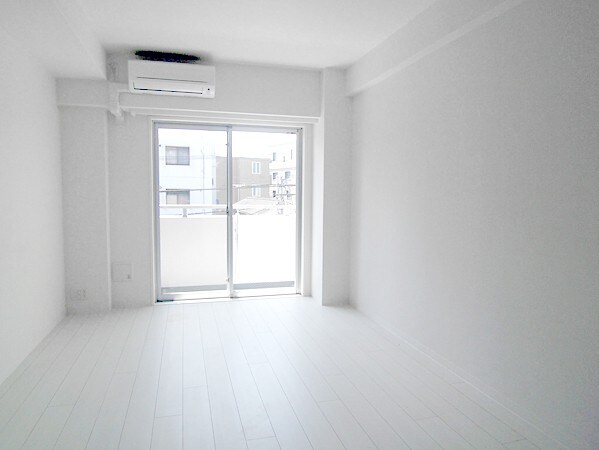 物件内観写真4　(8帖の洋室。)