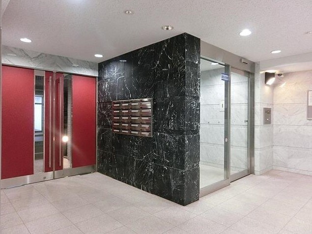 物件外観写真3　(オートロック完備。)