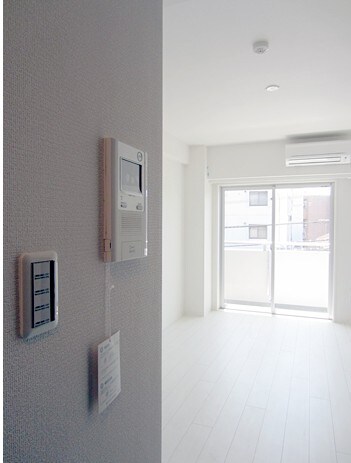 物件内観写真13　(モニタ付インターホン完備。)