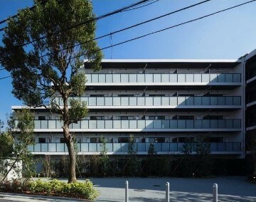 物件外観写真1　(鉄筋コンクリート造のがっちりとした建物。)