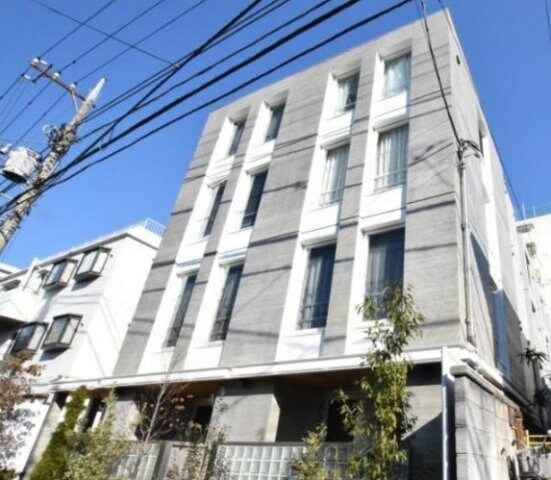 物件外観写真1　(鉄筋コンクリート造のがっちりとした建物。)