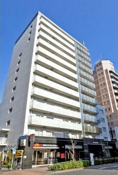 物件外観写真1　(鉄筋コンクリート造のがっちりとした建物。)