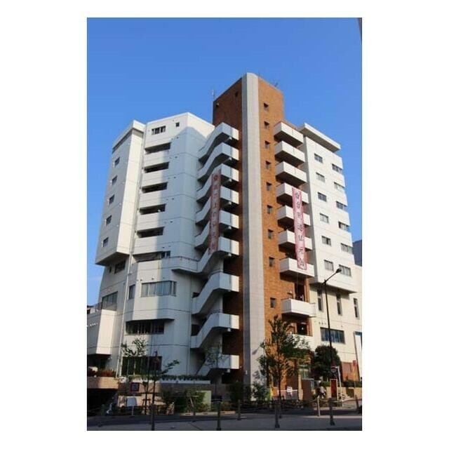 物件外観写真1　(鉄骨鉄筋コンクリート造のがっちりとした建物。)