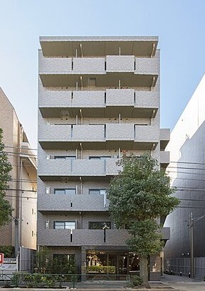 物件外観写真1　(鉄筋コンクリート造のがっしりした建物。)