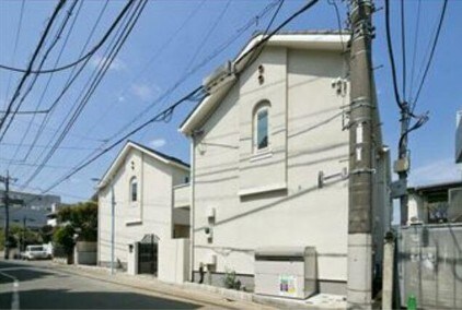 物件外観写真1　(落ち着いた雰囲気。)