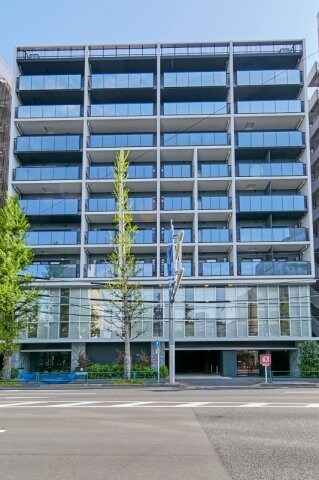 物件外観写真1　(鉄筋コンクリート造のがっちりとした建物。)