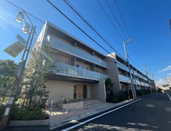 物件外観写真1　(鉄筋コンクリート造のがっちりとした建物。)