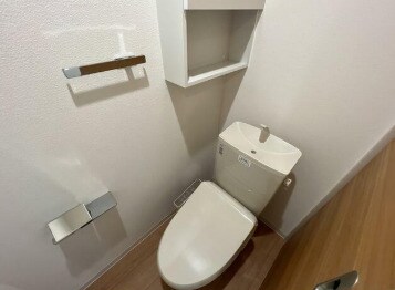 物件内観写真5　(温水洗浄便座。)