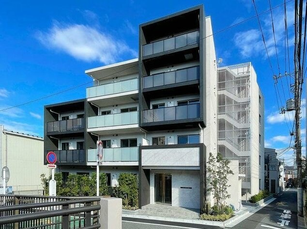 物件外観写真1　(鉄筋コンクリート造のがっちりとした建物。)