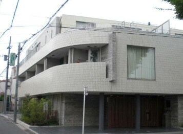 物件外観写真1　(鉄筋コンクリート造のがっちりとした建物。)