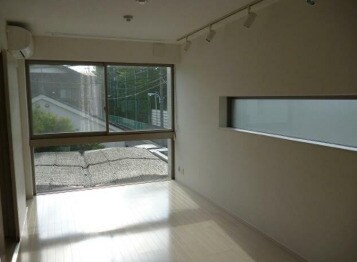 物件内観写真2　(8.6帖のきれいな洋室。)