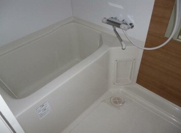 物件内観写真4　(浴室乾燥機付きバス。)