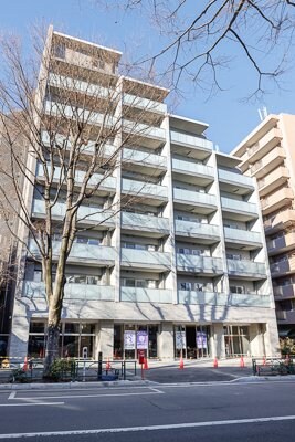 物件外観写真1　(鉄筋コンクリート造のがっちりとした建物。)