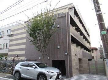 物件外観写真1　(鉄筋コンクリート造のがっちりとした建物。)