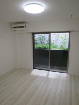 物件内観写真2　(8.3帖のきれいな洋室。)