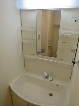 物件内観写真6　(嬉しい独立洗面台付き。)