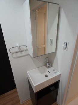 物件内観写真6　(嬉しい独立洗面台付き。)