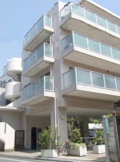 物件外観写真1　(鉄筋コンクリート造のがっちりとした建物。)