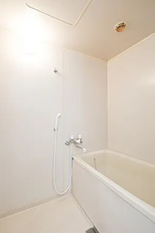 物件内観写真5　(追い焚き機能付きバス。)