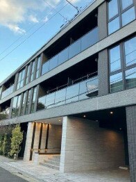 物件外観写真1　(鉄筋コンクリート造のがっちりとした建物。)