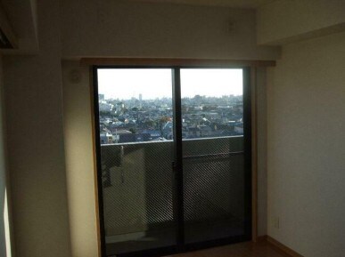 物件内観写真2　(7.5帖のきれいな洋室。)