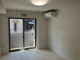 物件内観写真2　(8.0帖のきれいな洋室。)