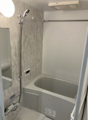 物件内観写真4　(追い焚き機能、浴室乾燥機付きバス。)