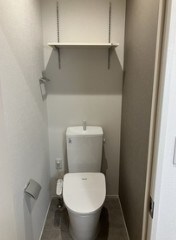 物件内観写真5　(温水洗浄便座。)