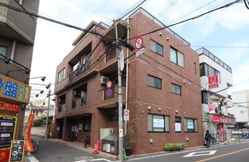 物件外観写真1　(鉄筋コンクリート造のがっちりとした建物。)