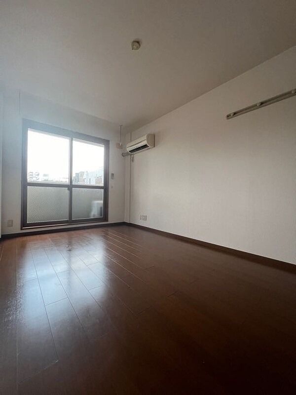 物件内観写真2　(7.8帖のきれいな洋室。)