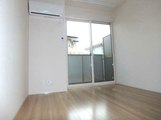 物件内観写真4　(6.5帖のきれいな洋室。南向きで日当たり良好です。)