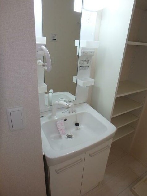物件内観写真8　(嬉しい独立洗面台付き。)