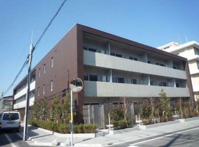 物件外観写真1　(鉄筋コンクリート造のがっちりとした造り。)