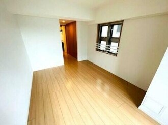 物件内観写真3　(8.1帖のきれいな洋室。)