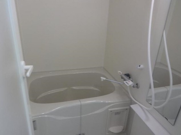 物件内観写真5　(浴室乾燥機付きバス。)