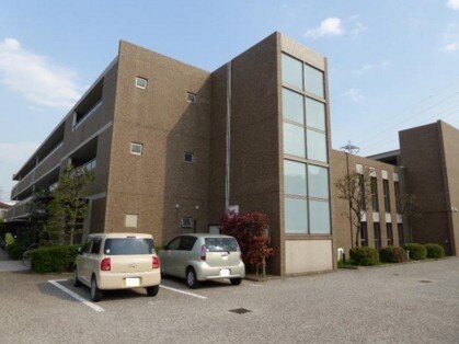 物件外観写真1　(鉄筋コンクリート造のがっちりとした建物。)