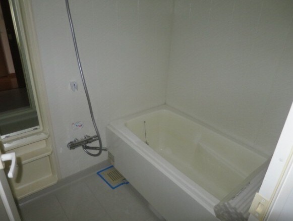 物件内観写真6　(追い焚き機能、浴室乾燥機付きバス。)