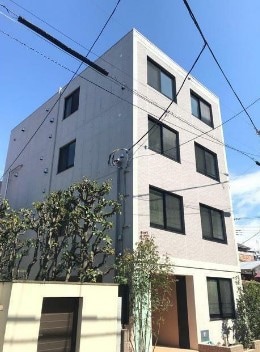 物件外観写真1　(鉄筋コンクリート造のがっちりとした建物。)