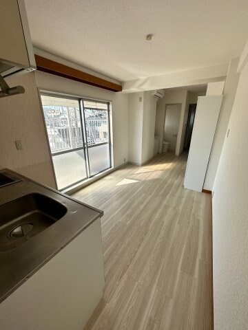 物件内観写真3　(明るい洋室！)