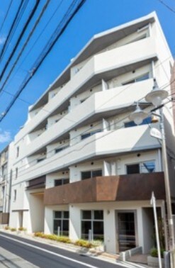 物件外観写真1　(鉄筋コンクリート造のがっちりとした建物。)