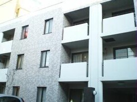 物件外観写真1　(鉄筋コンクリート造のがっちりとした造り。)