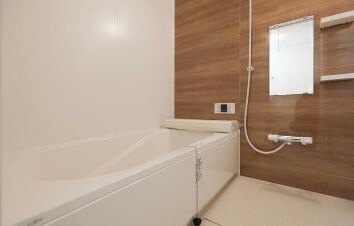 物件内観写真4　(追い焚き機能、浴室乾燥機付きバス。)