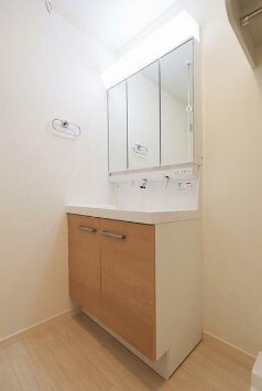 物件内観写真6　(嬉しい独立洗面台付き。)