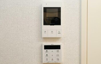 物件内観写真7　(モニター付きインターホンで防犯面も安心です！)